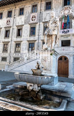 Eine Statue von Cosimo i de Medici, die auf einem hohen Sockel vor der Scuola Normale Superiore di Pisa (Universität von Pisa) am Palazzo dei Hg steht Stockfoto