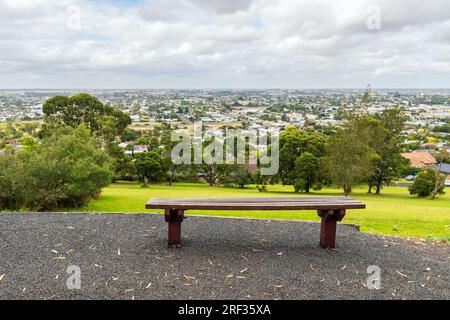 Bank mit Blick auf die Stadt Mount Gambier vom Potters Point Lookout an einem Tag, Südaustralien Stockfoto