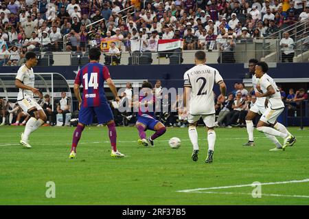 Arlington, USA. 29. Juli 2023. Arlington, Texas, USA: Barcelonas Alejandro Balde in Aktion während des Spiels der Fußball-Champions-Tour zwischen Barcelona und Real Madrid, gespielt am Samstag, den 29. Juli 2023 im AT&T Stadium. (Foto: Javier Vicencio/Eyepix Group/Sipa USA) Guthaben: SIPA USA/Alamy Live News Stockfoto