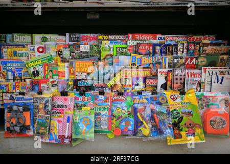 Magazine auf der Theke im Laden in Venedig Stockfoto