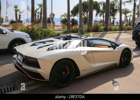 Weißer Lamborghini Aventador S auf der Straße Stockfoto