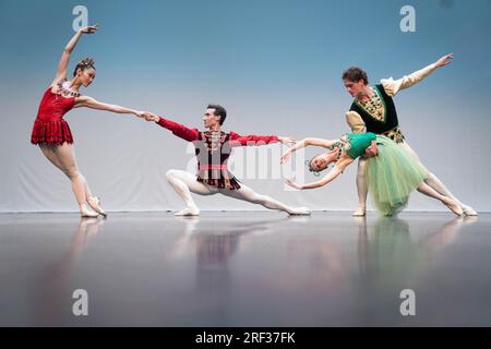 Tänzer des Australian Ballet führen Rubies pas de deux aus Balanchines Juwelen während der Medienvorstellung für kommende Sommerproduktionen im Royal Opera House in London auf. Foto: Montag, 31. Juli 2023. Stockfoto