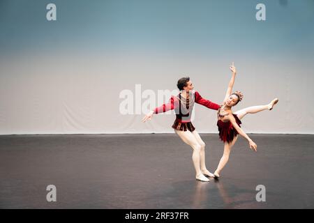 Tänzer des Australian Ballet führen Rubies pas de deux aus Balanchines Juwelen während der Medienvorstellung für kommende Sommerproduktionen im Royal Opera House in London auf. Foto: Montag, 31. Juli 2023. Stockfoto