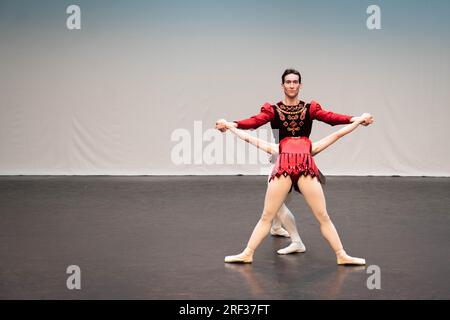 Tänzer des Australian Ballet führen Rubies pas de deux aus Balanchines Juwelen während der Medienvorstellung für kommende Sommerproduktionen im Royal Opera House in London auf. Foto: Montag, 31. Juli 2023. Stockfoto