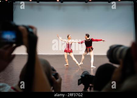 Tänzer des Australian Ballet führen Rubies pas de deux aus Balanchines Juwelen während der Medienvorstellung für kommende Sommerproduktionen im Royal Opera House in London auf. Foto: Montag, 31. Juli 2023. Stockfoto