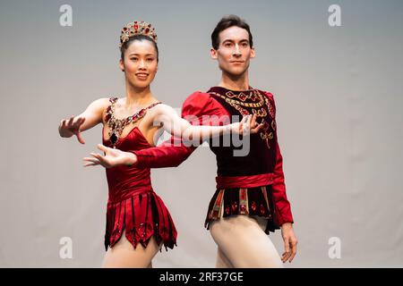 Tänzer des Australian Ballet führen Rubies pas de deux aus Balanchines Juwelen während der Medienvorstellung für kommende Sommerproduktionen im Royal Opera House in London auf. Foto: Montag, 31. Juli 2023. Stockfoto