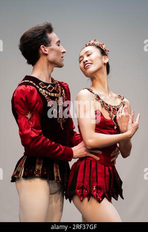 Tänzer des Australian Ballet führen Rubies pas de deux aus Balanchines Juwelen während der Medienvorstellung für kommende Sommerproduktionen im Royal Opera House in London auf. Foto: Montag, 31. Juli 2023. Stockfoto