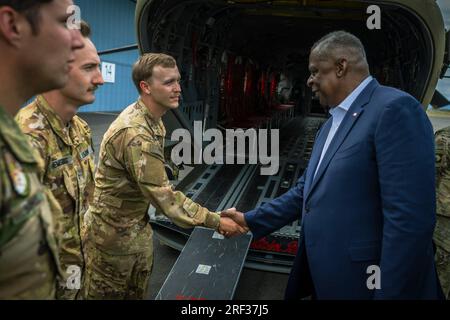 Townsville, Australien. 30. Juli 2023. USA Verteidigungsminister Lloyd Austin trifft sich mit amerikanischen Soldaten während der multilateralen Militärübung Talisman Sabre am 30. Juli 2023 in Townsville, Queensland, Australien. Kredit: Chad McNeeley/DOD/Alamy Live News Stockfoto