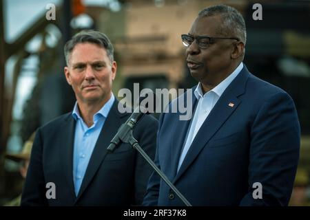 Townsville, Australien. 30. Juli 2023. USA Verteidigungsminister Lloyd Austin, Right, und australischer Verteidigungsminister Richard Marles, Left, sprechen während der multilateralen Militärübung Talisman Sabre am 30. Juli 2023 in Townsville, Queensland, Australien. Kredit: Chad McNeeley/DOD/Alamy Live News Stockfoto