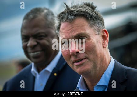 Townsville, Australien. 30. Juli 2023. Australischer Verteidigungsminister Richard Marles, rechts und USA Verteidigungsminister Lloyd Austin, Left, spricht mit amerikanischen und australischen Truppen während der multilateralen Militärübung Talisman Sabre am 30. Juli 2023 in Townsville, Queensland, Australien. Kredit: Chad McNeeley/DOD/Alamy Live News Stockfoto