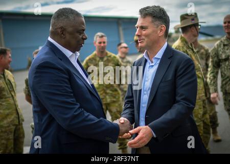 Townsville, Australien. 30. Juli 2023. Australischer Verteidigungsminister Richard Marles, rechts und USA Verteidigungsminister Lloyd Austin, Lebewohl nach dem Besuch amerikanischer und australischer Truppen während der multilateralen Militärübung Talisman Sabre, 30. Juli 2023 in Townsville, Queensland, Australien. Kredit: Chad McNeeley/DOD/Alamy Live News Stockfoto