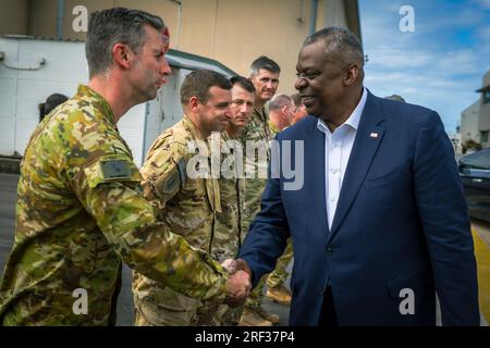 Townsville, Australien. 30. Juli 2023. USA Verteidigungsminister Lloyd Austin begrüßt australische und amerikanische Soldaten während der multilateralen Militärübung Talisman Sabre am 30. Juli 2023 in Townsville, Queensland, Australien. Kredit: Chad McNeeley/DOD/Alamy Live News Stockfoto