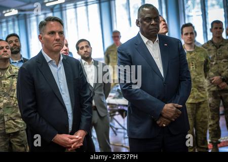 Townsville, Australien. 30. Juli 2023. USA Verteidigungsminister Lloyd Austin, Right, und australischer Verteidigungsminister Richard Marles, Left, besuchen amerikanische und australische Truppen während der multilateralen Militärübung Talisman Sabre am 30. Juli 2023 in Townsville, Queensland, Australien. Kredit: Chad McNeeley/DOD/Alamy Live News Stockfoto