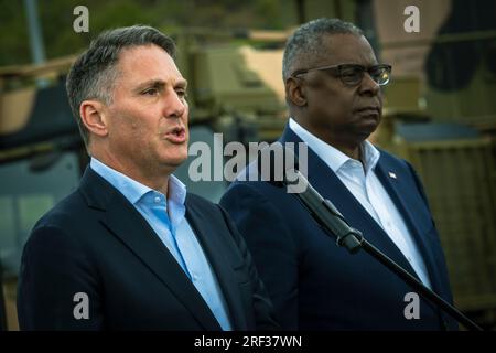 Townsville, Australien. 30. Juli 2023. Australischer Verteidigungsminister Richard Marles, Linke und USA Verteidigungsminister Lloyd Austin, richtig, Ansprache amerikanischer und australischer Truppen während der multilateralen Militärübung Talisman Sabre, 30. Juli 2023 in Townsville, Queensland, Australien. Kredit: Chad McNeeley/DOD/Alamy Live News Stockfoto