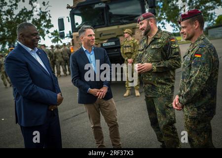 Townsville, Australien. 30. Juli 2023. USA Verteidigungsminister Lloyd Austin, Left, und australischer Verteidigungsminister Richard Marles, Center, Besuch mit deutschen Soldaten während der multilateralen Militärübung Talisman Sabre, 30. Juli 2023 in Townsville, Queensland, Australien. Kredit: Chad McNeeley/DOD/Alamy Live News Stockfoto