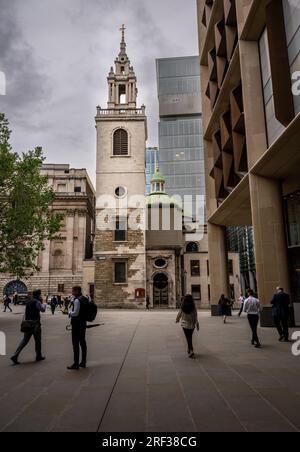 London, Vereinigtes Königreich: Church of St Stephen Walbrook an der Straße Walbrook in der City of London. Personen im Vordergrund vor dem Bloomberg-Büro. Stockfoto