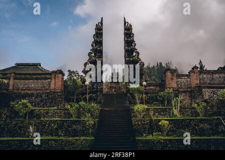 Landschaftsblick auf Pura Lempuyang mit bewölktem Himmel. Die Tore des Himmels in Bali, gebäude mit balinesischer Architektur Stockfoto