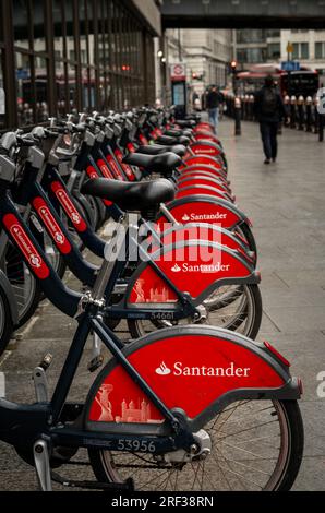 London, Vereinigtes Königreich: Fahrradverleihstation auf der Queen Victoria Street in der Nähe des Bahnhofs Blackfriars in der City of London. Diese Fahrräder werden von Santander gesponsert. Stockfoto