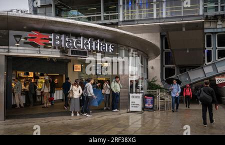 London, Vereinigtes Königreich: Bahnhof Blackfriars im Londoner Stadtteil Southwark. Der Eingang auf der Südseite der Themse. Stockfoto