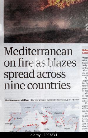 "Das Mittelmeer brennt, während sich die Flammen über neun Länder ausbreiten" Schlagzeile der Zeitung Guardian Titelseite Europa Wildfire Artikel am 27. Juli 2023 Stockfoto