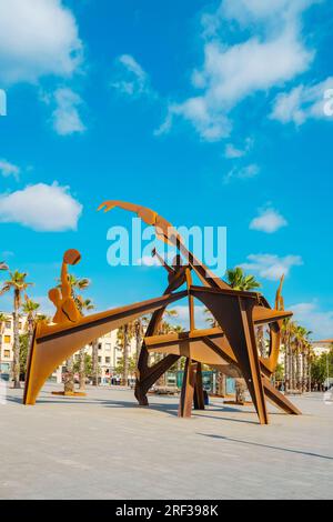 Barcelona, Spanien - 27. Juli 2023: Ein Detail der Homenatge a la Natacio Skulptur, platziert auf dem Platz Placa del Mar, am Meer, in La Barceloneta, Barcelo Stockfoto