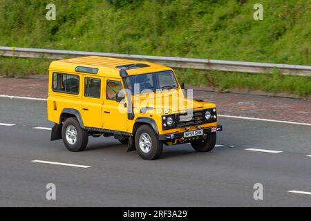 2005 Gelb Land Rover Defender 110 Td5 Gelb Diesel 2500 cm3 Stockfoto