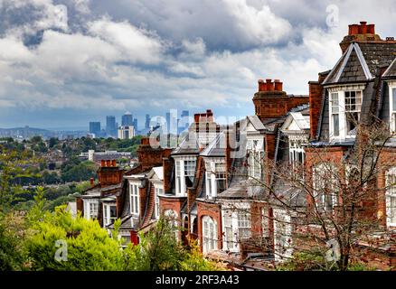 Bilder: Sturmwolken über London, wenn die Hauptstadt am 2023. August in die Höhe geht. Die Preise des Hauses werden durch Hypothekenzinsen bedroht Bild gavin rodgers/pixel8000 Stockfoto