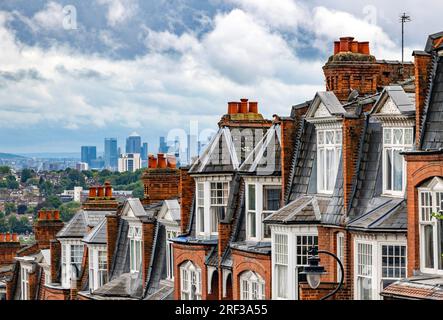 Bilder: Sturmwolken über London, wenn die Hauptstadt am 2023. August in die Höhe geht. Die Preise des Hauses werden durch Hypothekenzinsen bedroht Bild gavin rodgers/pixel8000 Stockfoto