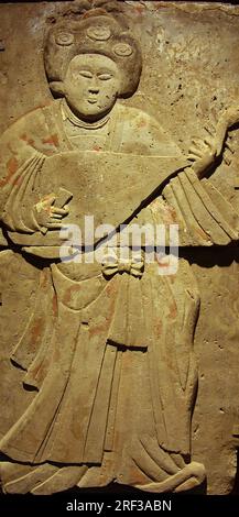 Stele en terre cuite avec musicienne, dynastie Tang (618-907), decouverte dans la Province de Shaanxi, Musee de la foret de Steles a Xian. Stockfoto