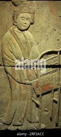 Stele en terre cuite avec musicienne, dynastie Tang (618-907), decouverte dans la Province de Shaanxi, Musee de la foret de Steles a Xian. Stockfoto