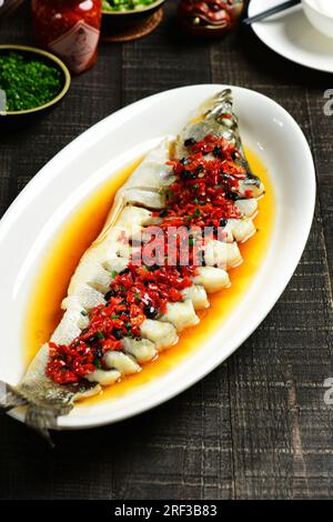 Gedünsteter Seebarschfisch mit gewürfelten roten Paprika Stockfoto
