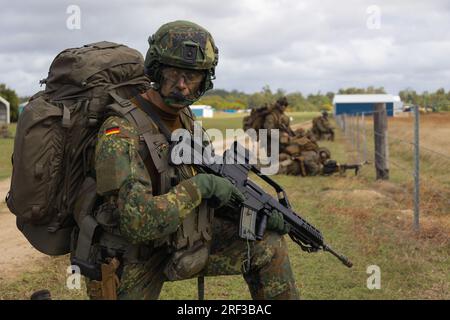 Bloomsbury, Australien. 26. Juli 2023. Deutscher Seemann OStGefr. Louis Kleppel, 5. Zug, Deutsches Küsteneinsatzkommando-Seebataillon, nimmt während der multilateralen Übung Talisman Sabre am Bloomsbury Airfield am 26. Juli 2023 in Bloomsbury, Queensland, Australien, eine Position ein. Kredit: LCpl. Elijah Murphy/USA Marines/Alamy Live News Stockfoto