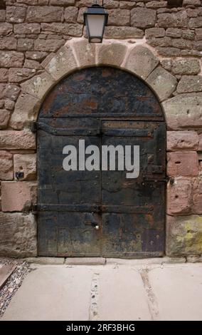 alten verwitterten Tür am Eingang der Burg Haut-Koenigsbourg, eine historische Burg liegt in einer Gegend namens 'Alsace"in Frankreich Stockfoto