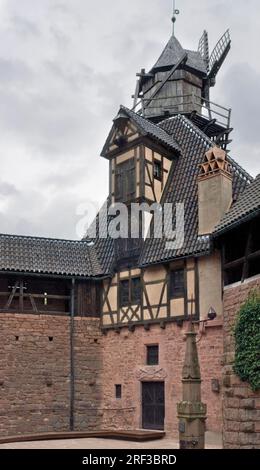 bewölktes Detail rund um den Innenhof der Burg Haut-Koenigsbourg, einer historischen Burg in einem Gebiet namens „Elsass“ in Frankreich Stockfoto