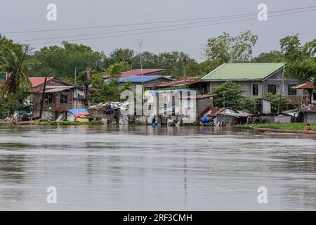 Provinz Bulacan. 31. Juli 2023. In der Provinz Bulacan auf den Philippinen werden am 31. Juli 2023 unter Wasser stehende Häuser gesehen. Die Zahl der Todesopfer durch Überschwemmungen und Erdrutsche, die durch den Taifun Doksuri ausgelöst wurden, stieg auf 25, wobei mindestens 20 weitere fehlten, sagte die nationale Katastrophenbehörde der Philippinen am Montag. Kredit: Rouelle Umali/Xinhua/Alamy Live News Stockfoto