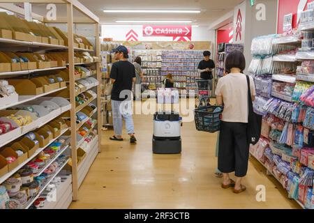 EIN ROBOTER IM DAISO-STORE Stockfoto