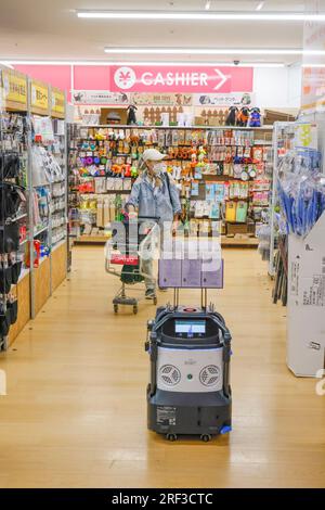 EIN ROBOTER IM DAISO-STORE Stockfoto