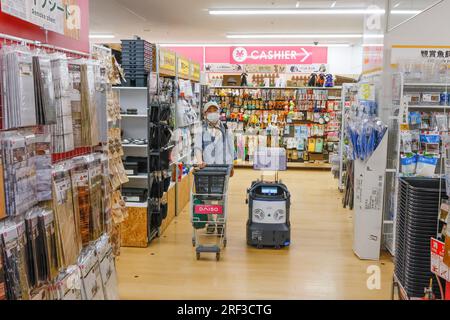 EIN ROBOTER IM DAISO-STORE Stockfoto