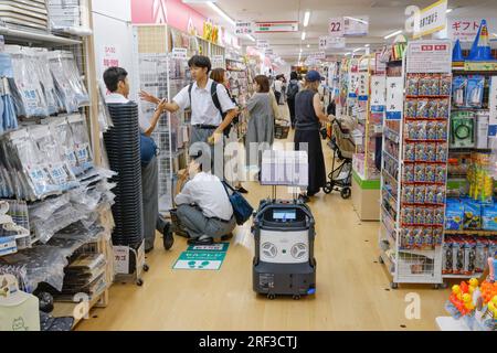 EIN ROBOTER IM DAISO-STORE Stockfoto