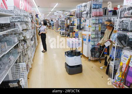 EIN ROBOTER IM DAISO-STORE Stockfoto