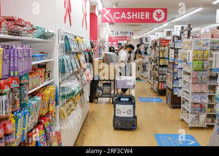 EIN ROBOTER IM DAISO-STORE Stockfoto