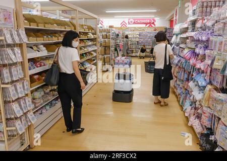 EIN ROBOTER IM DAISO-STORE Stockfoto