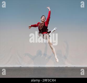 Royal Opera House, London, Großbritannien. 31. Juli 2023 Das Australian Ballet kehrt zum ersten Mal seit 35 Jahren in das Königliche Opernhaus zurück, als Höhepunkt der 60.-jährigen Feierlichkeiten mit Aufführungen ab dem 2-6. August. Bild: Medienpräsentation im Sommer im Royal Opera House, Clore Studio vor den Darbietungen des Australian Ballet 2023 in London, mit einer Vorschau von George Balanchines Juwelen, gespielt von Fauré, Stravinsky und Tschaikowsky. Bild: Die Hauptartisten Ako Kondo und Brett Chynoweth führen Rubies pas de deux aus Balanchines Juwelen auf. Kredit: Malcolm P. Stockfoto