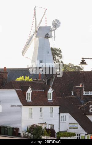 England, Kent, Weald of Kent, Cranbrook, Town View mit der Union Windmill Stockfoto