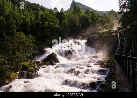 Storfossen ein mächtiger Wasserfall in Geiranger Mehr Og Romsdal Norwegen fällt über 35m km vom Hotel Union durch das Dorf Geiranger in den Geirangerfjord Stockfoto