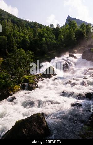 Storfossen ein mächtiger Wasserfall in Geiranger Mehr Og Romsdal Norway fällt über 35m km vom Hotel Union durch das Dorf Geiranger in den Geirangerfjord Stockfoto