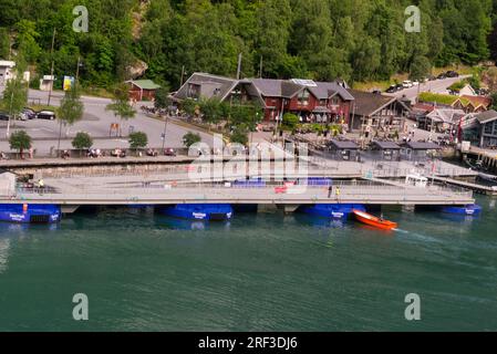 Seawalk 3-Segment beweglicher schwimmender Pier, der 2013 gebaut wurde, wurde gefaltet, nachdem er vom Kreuzfahrtschiff Geiranger Norway Europe abgewandert war Stockfoto