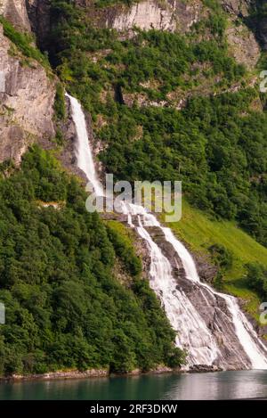 Der Wasserfall Nynorsk Friaren neben dem Wasserfall Geirangerfjord in Flaschenform Norwegen Europa gegenüber dem Wasserfall Seven Sisters soll ein Junggeselle sein Stockfoto