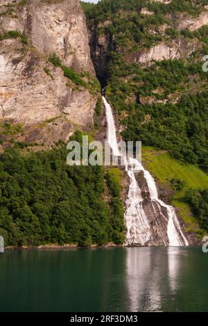 Der Wasserfall Nynorsk Friaren neben dem Geirangerfjord soll in Flaschenform sein. Die Legende von Norwegen Europa sagt "der Wasserfall der sieben Schwestern" Stockfoto