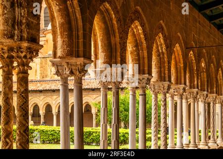 Blick auf die Klostersäulen der Kathedrale von Monreale in Palermo, Sizilien, Italien Stockfoto